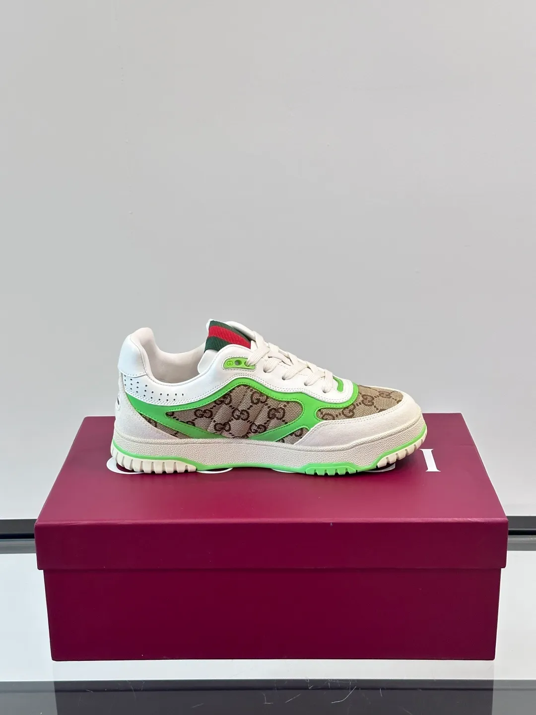 Men's Men's Shoes 💰480 [New Style] 🦨🦨Gucci 𝐆𝐮𝐜𝐜𝐢 𝐑𝐞-𝐖𝐞𝐛 As a sneaker created by Sabato De Sarno for Gucci, the Re-Web series reinterprets the brand's classic stripes, with bold and unique details to set off a modern silhouette design. These shoes are crafted from white leather. This new sneaker is ingeniously decorated with many of the brand's classic details, and is equipped with a bright red and green webbing tongue, which will make people fall in love at first sight. White leather has been specially treated to be soft and shiny, with an embossed grained texture. Script Gucci logo and Interlocking G web label with Interlocking G and script Gucci logo. Rubber outsole with Interlocking G detail eyelets. Web tongue. Size: Female 35-40 (Female 41, 42 customized). Male 38-44 (45, 46 customized)